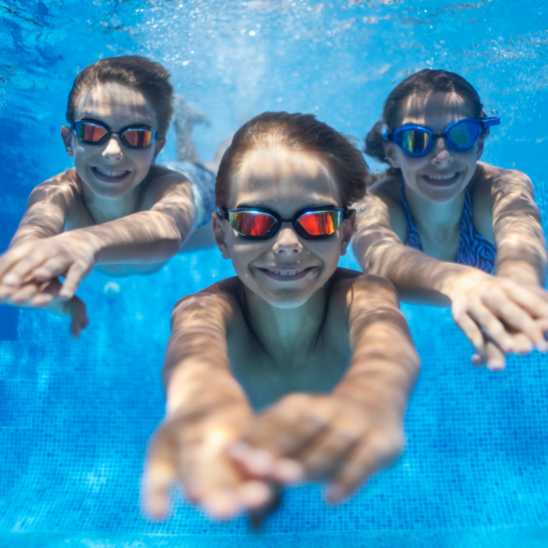 3 kids underwater