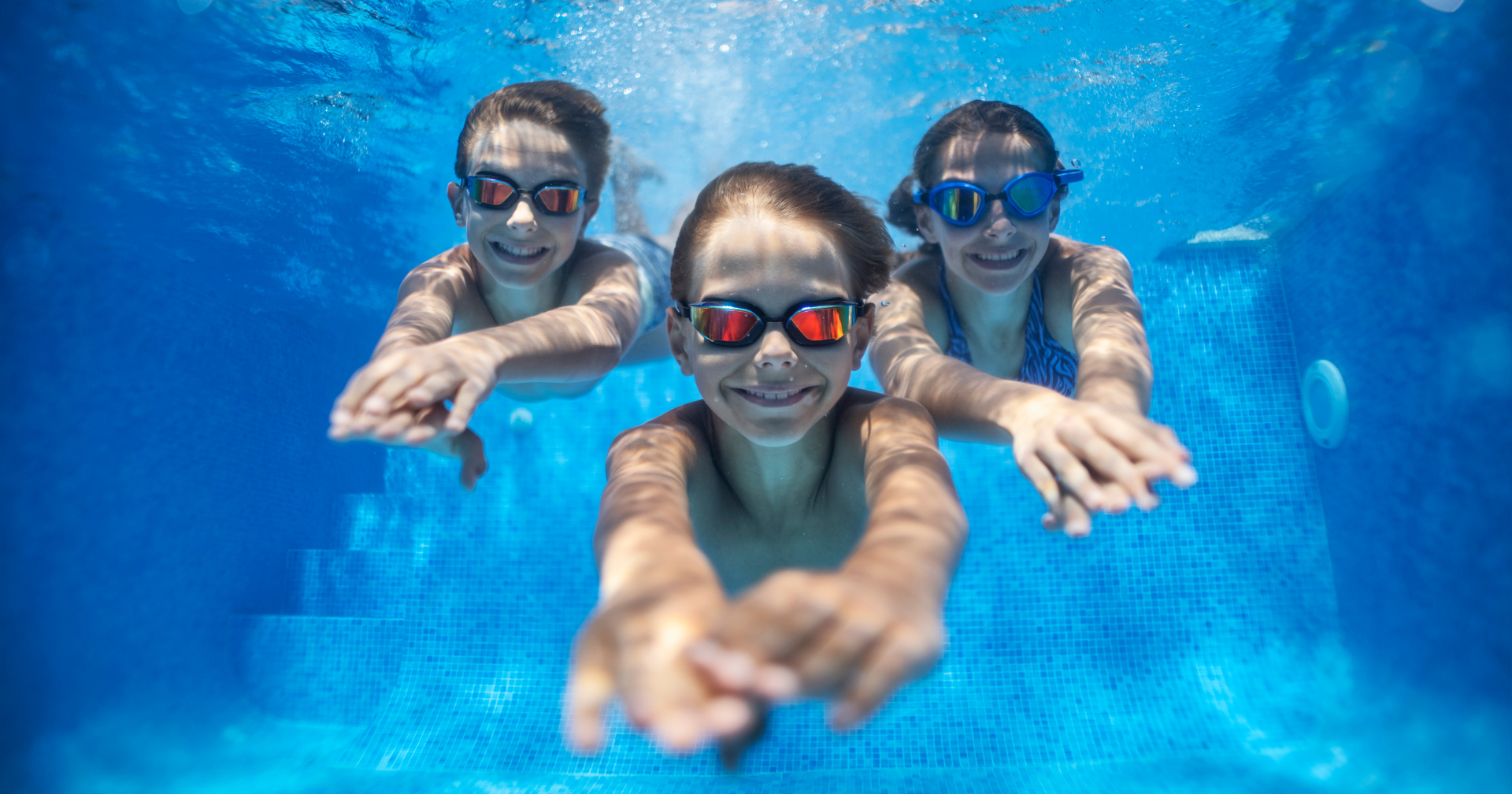 3 kids underwater